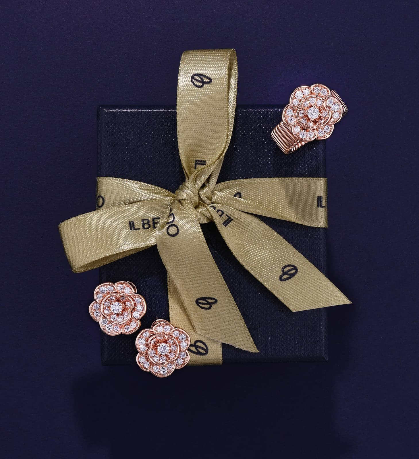 La Rosina Elegante rose gold flower earrings on a gift box